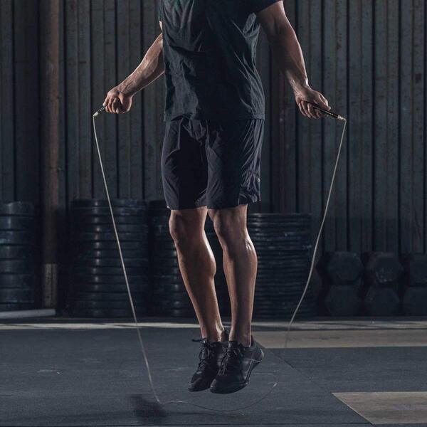 Adulto realizando ejercicio funcional en un espacio de entrenamiento